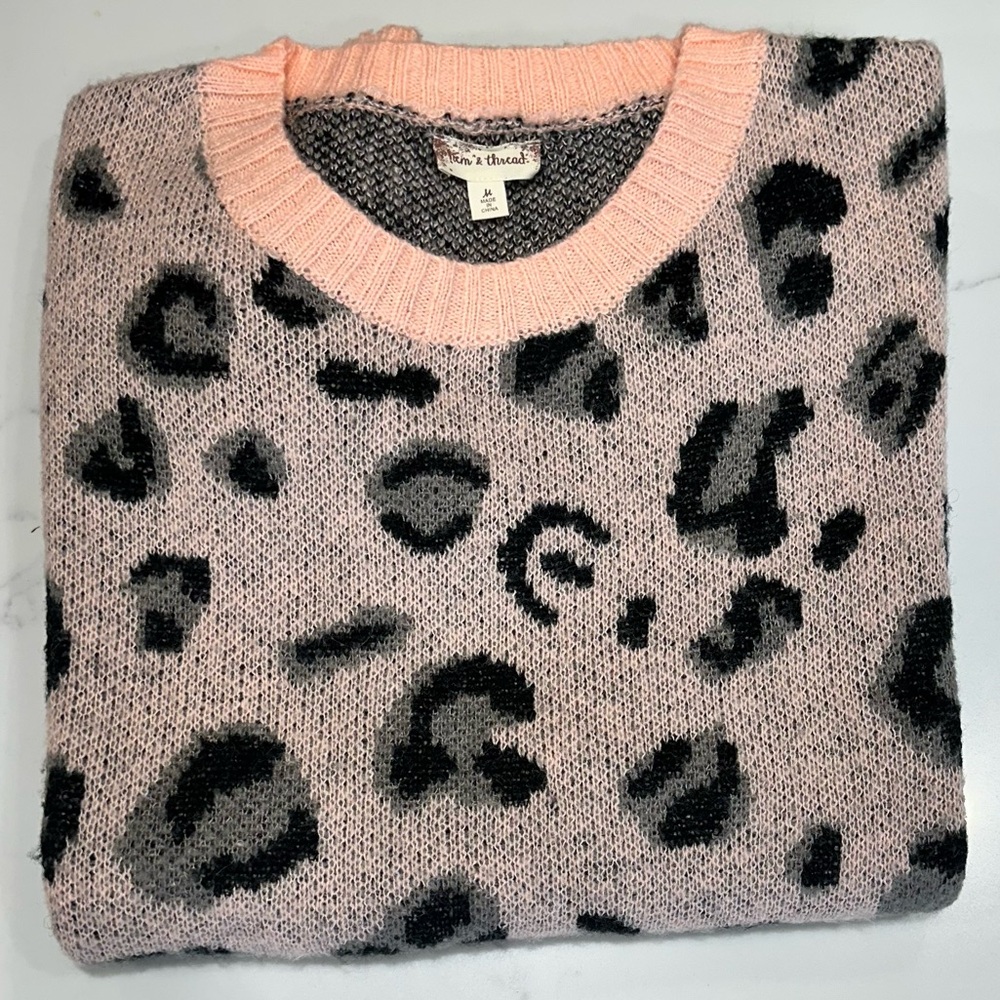 Hem & Thread Women’s Medium (M) sweater.  Pink leopard design.